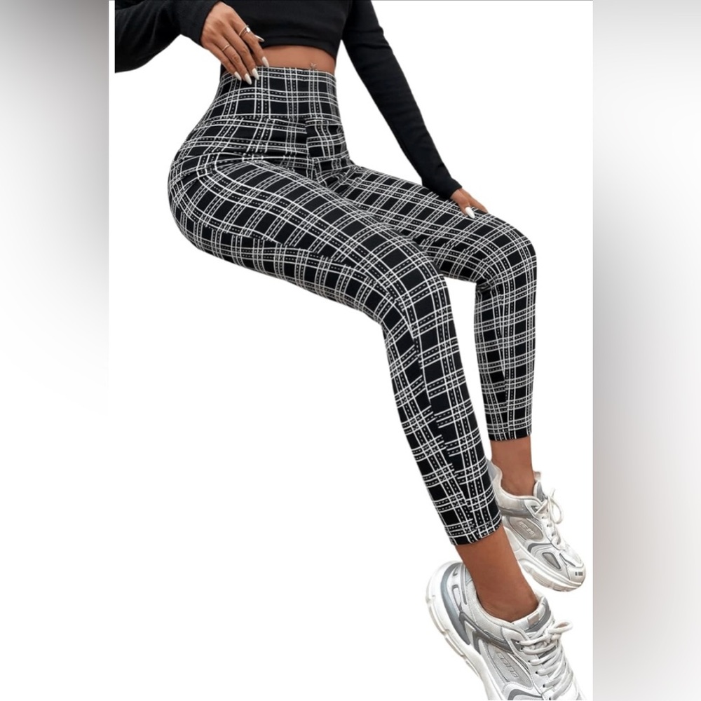 NWOT SweatyRocks Black and White Plaid High Waisted Skinny Legging Size Small